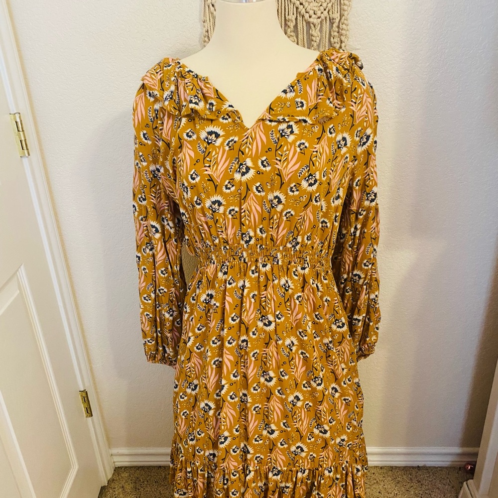 STUNNING 🤩🤩Universal Thread Dress- Yellow Floral
Long Sleeve Ruffle Collar